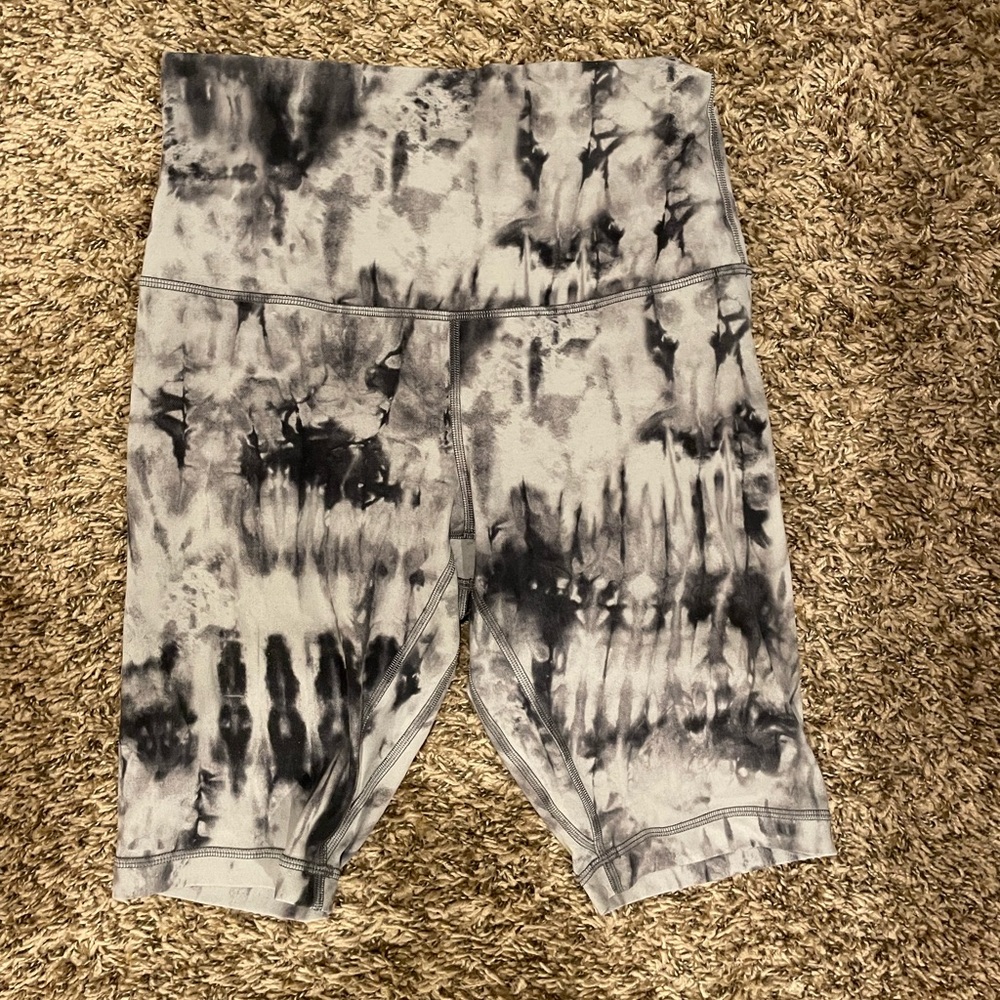 Lululemon size 8 biker shorts